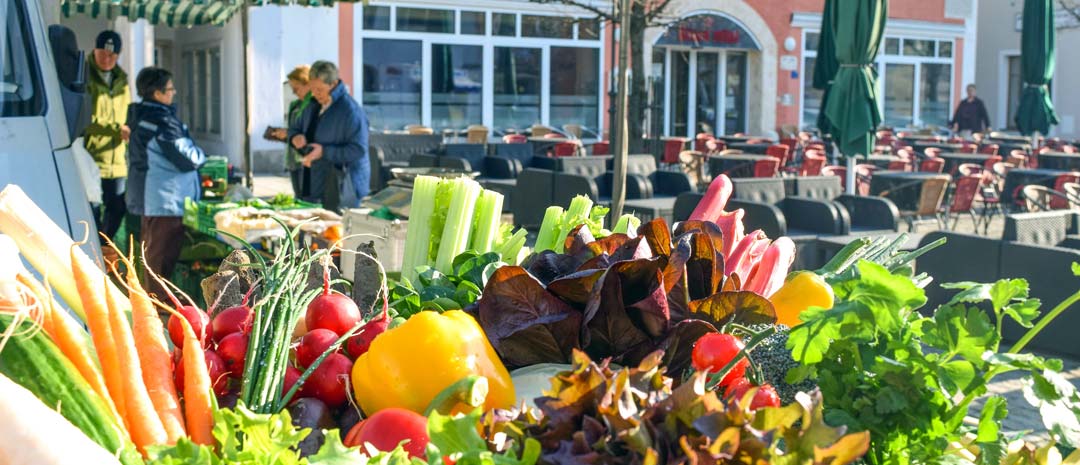 Frisch, frischer, Kelheimer Viktualienmarkt. Ab 13.1.2024 wieder mit vielfältigem Angebot auf dem Ludwigsplatz. (Foto: Stadt Kelheim)