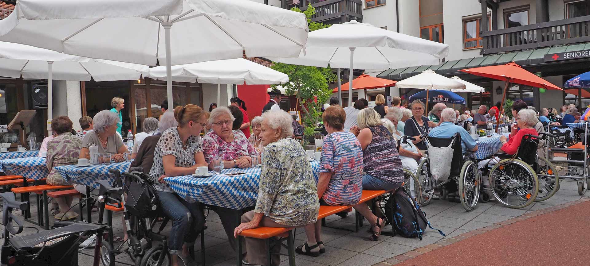 Bestens besucht war das Sommerfest der Seniorenwohnanlage Lugerweg des BRK in Bad Abbach (Foto: br-medienagentur)
