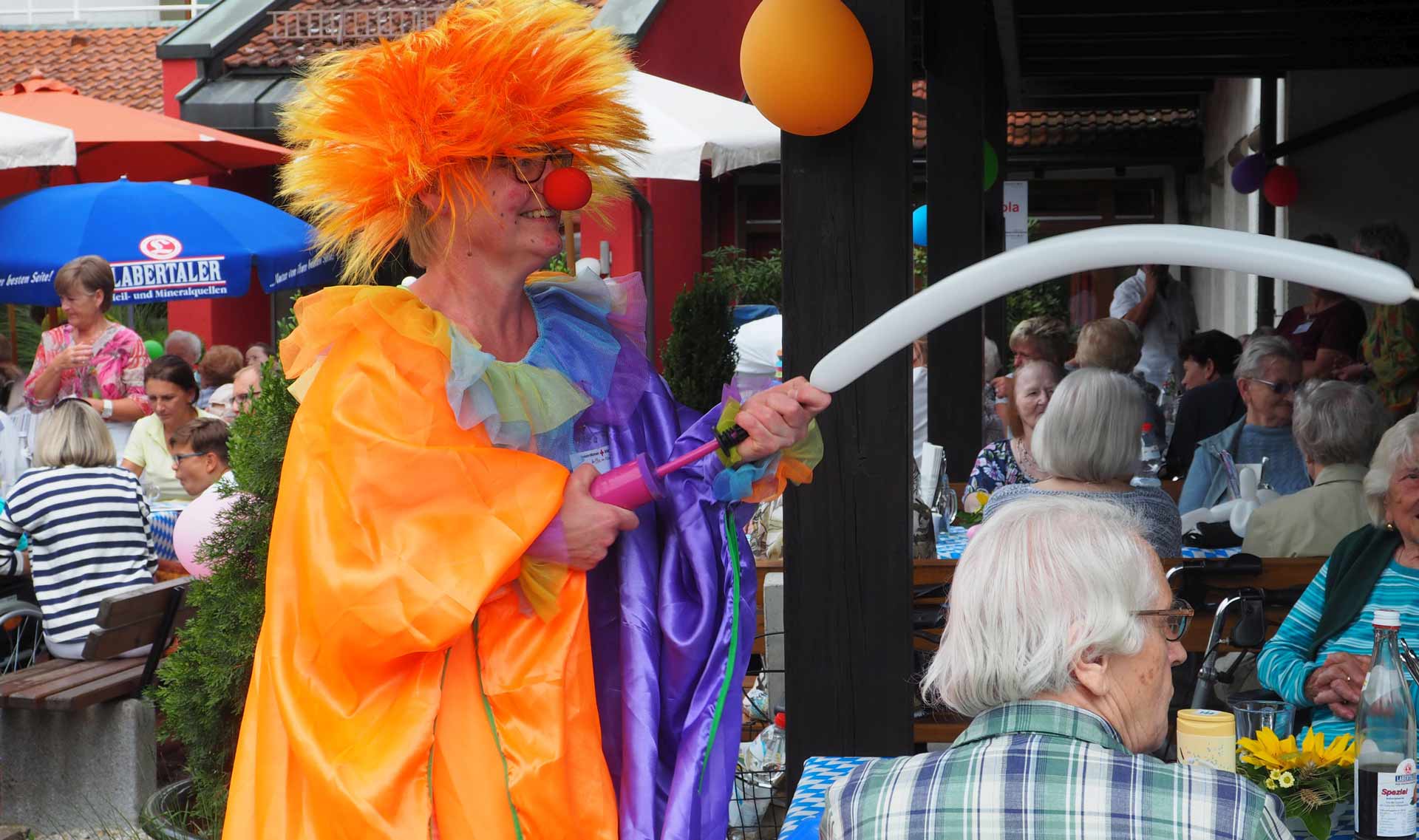 Der Clown oder doch die Clownin? unterhielt mit den Luftballonfiguren die Senioren und Seniorinnen (Foto: br-medienagentur)