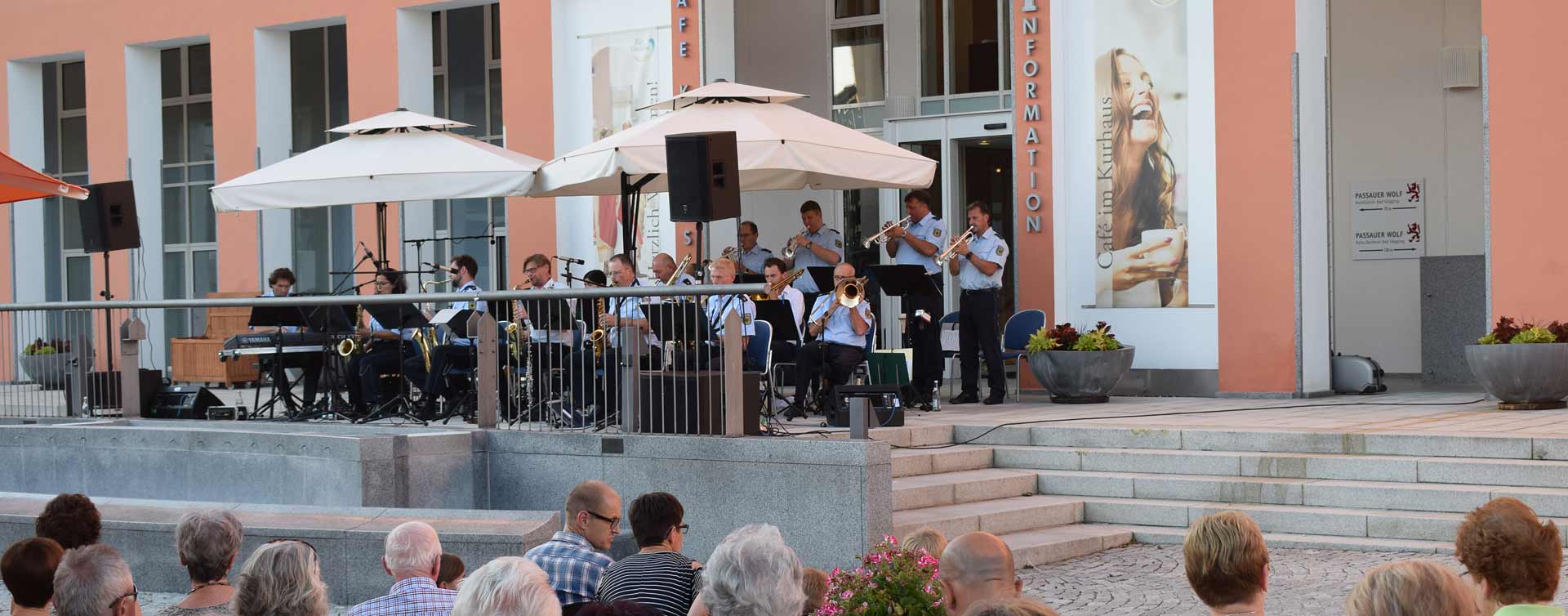 Bis auf den letzten Platz war der Kurplatz beim Benefizkonzert der Big Band des Bundespolizei Orchester München gefüllt. (Foto: Tourist-Information Bad Gögging | Zitzelsberger)