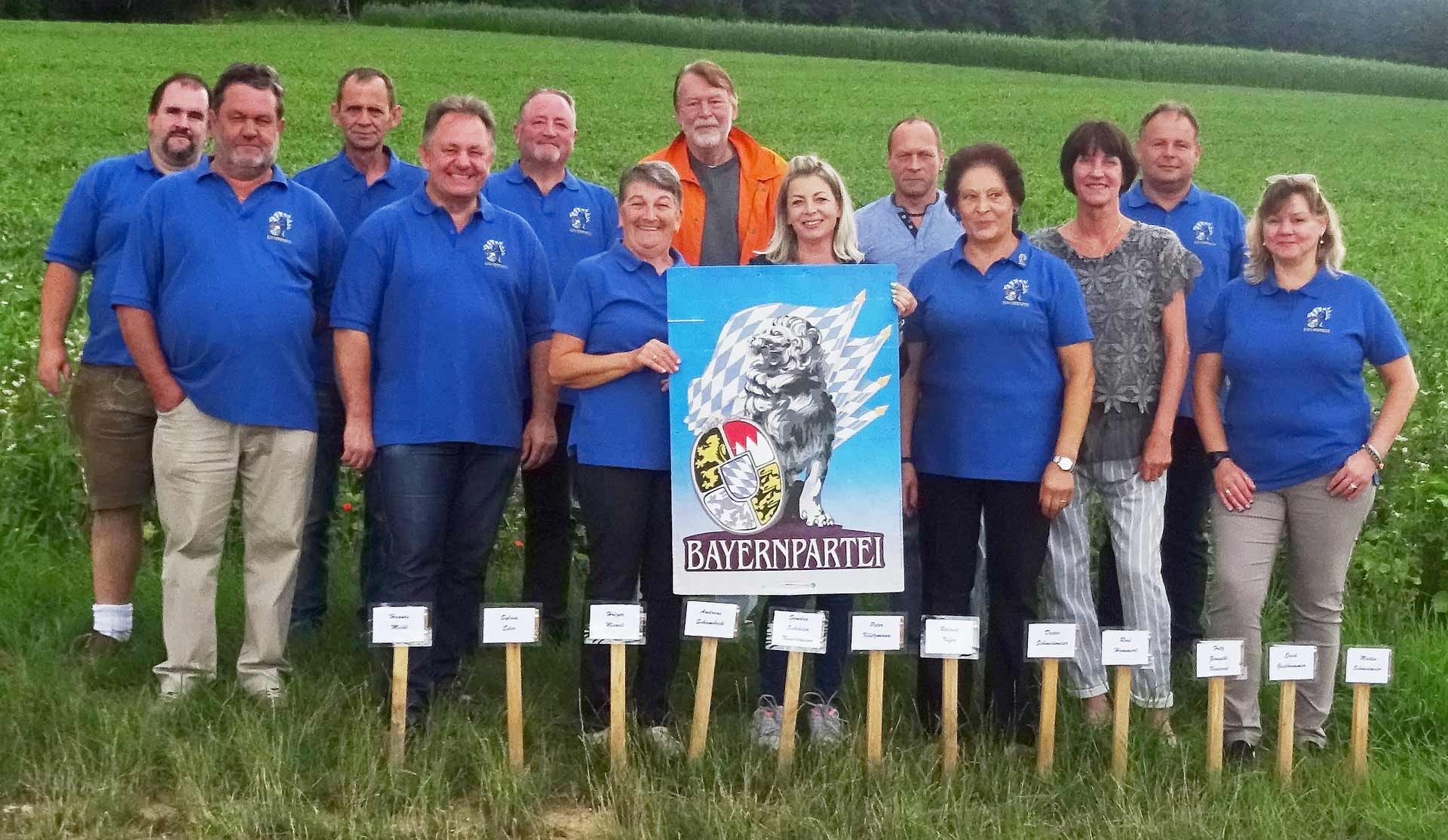Der Ortsverein Bad Abbach - Lengfeld der Bayernpartei ist hocherfreut über die Blumenwiese (Foto: Andreas Schambeck)