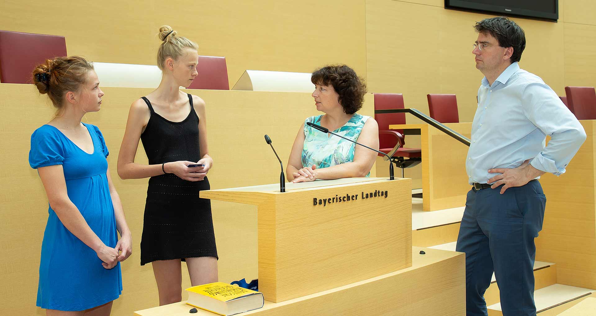SPD-Landtagsabgeordnete Ruth Müller (am Rednerpult) und Florian von Brunn (rechts) im Gespräch mit den Studentinnen (Foto: SPD-Niederbayern)