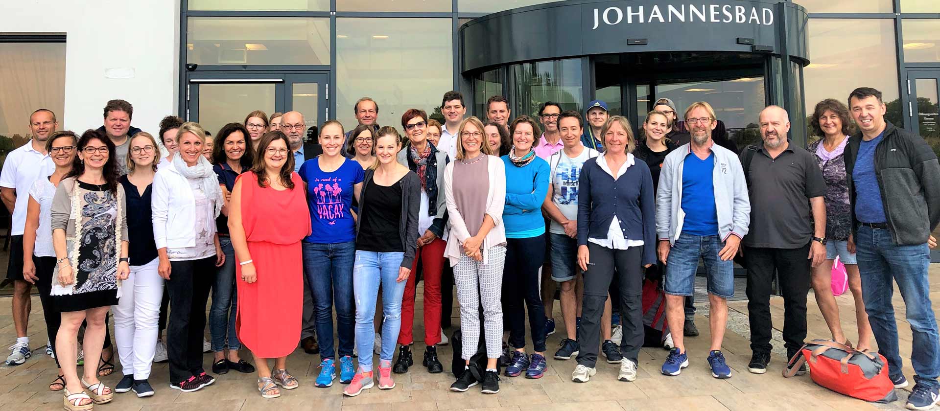 Die teilnehmenden Mitarbeiter*innen der Stadtverwaltung Landshut mit Anja König (1. Reihe links) vor dem Johannesbad in Bad Füssing (Foto: Anja König)