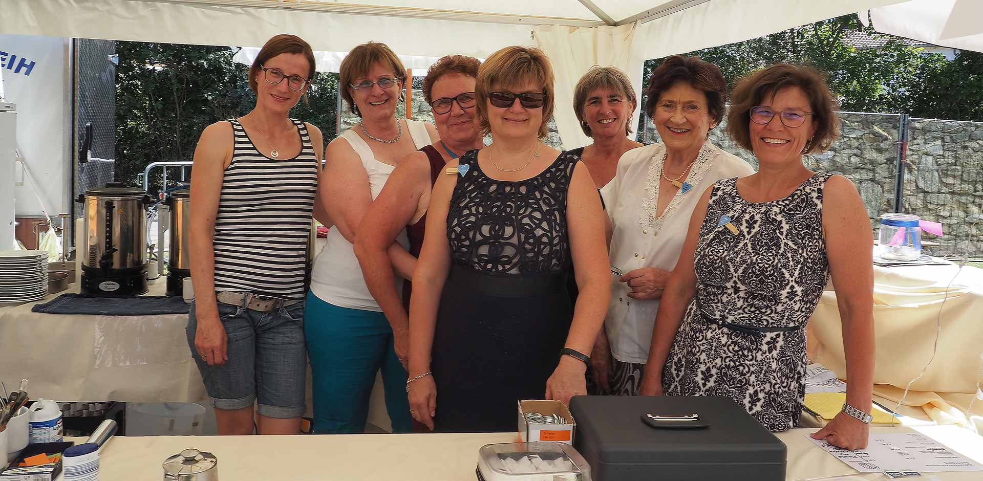 Die Damen vom Frauenbund Bad Gögging boten Kaffee und Kuchen an. Bei den hochsommerlichen Temperaturen 