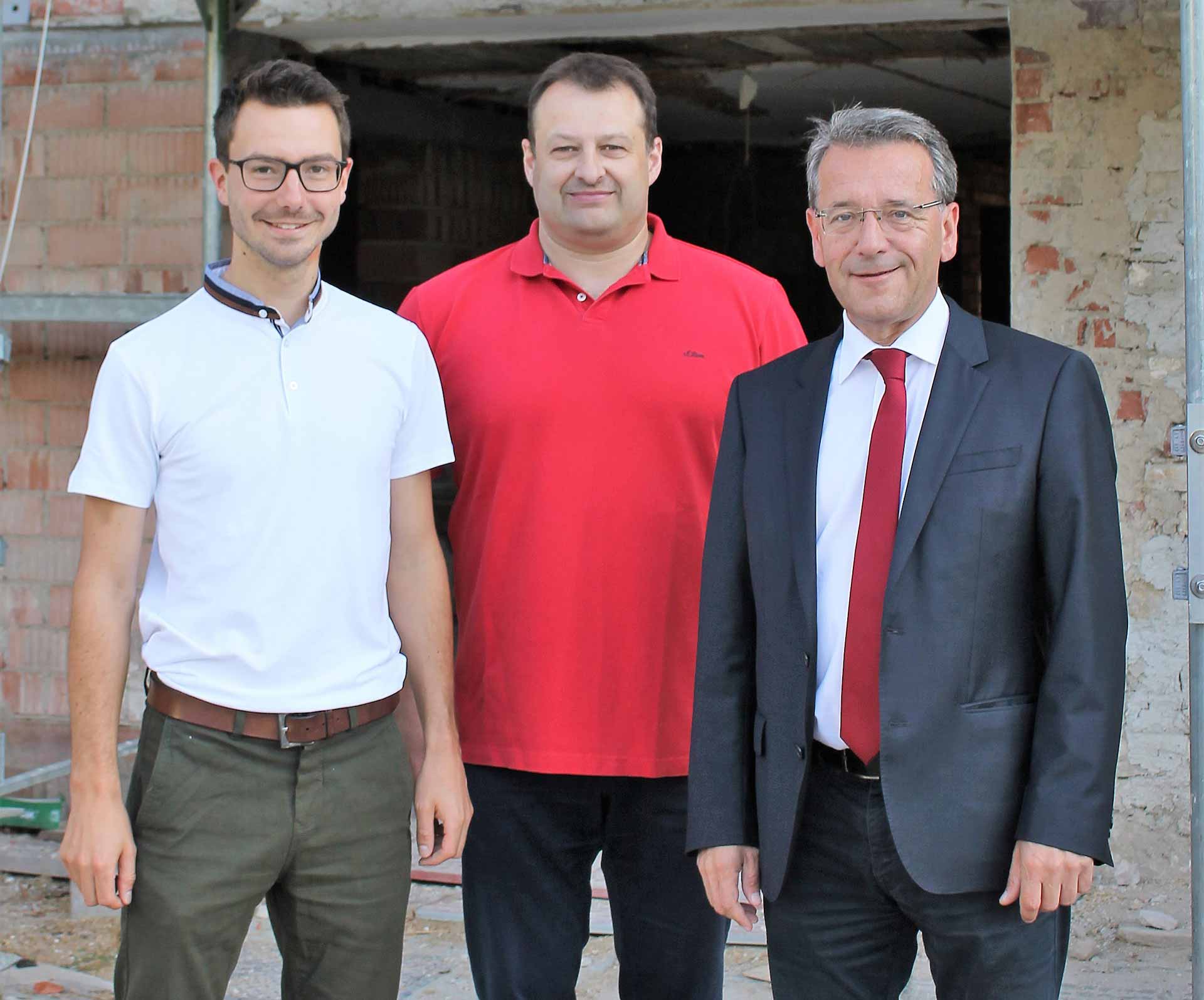 Stadtkämmerer Christian Rieger, Stadtbaumeister Andreas Schmid und Bürgermeister Horst Hartmann vor dem Rauchhaus (Foto: Kandziora)