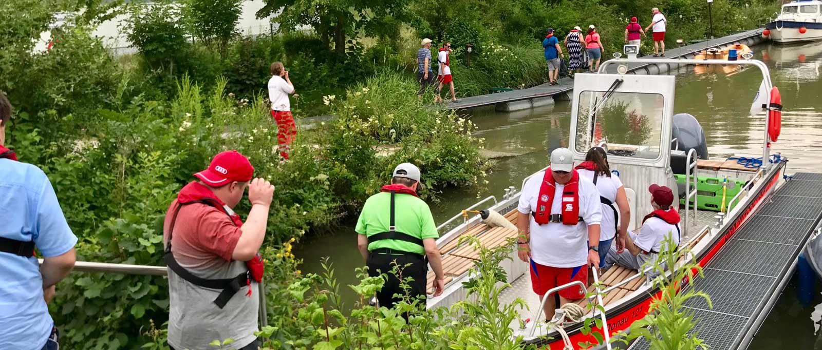 War ein Höhepunkt des Erlebnistages: Die Fahrt mit den Booten der Kreiswasserwacht Kelheim auf dem Main-Donau-Kanal (Foto: OBA/BRK)