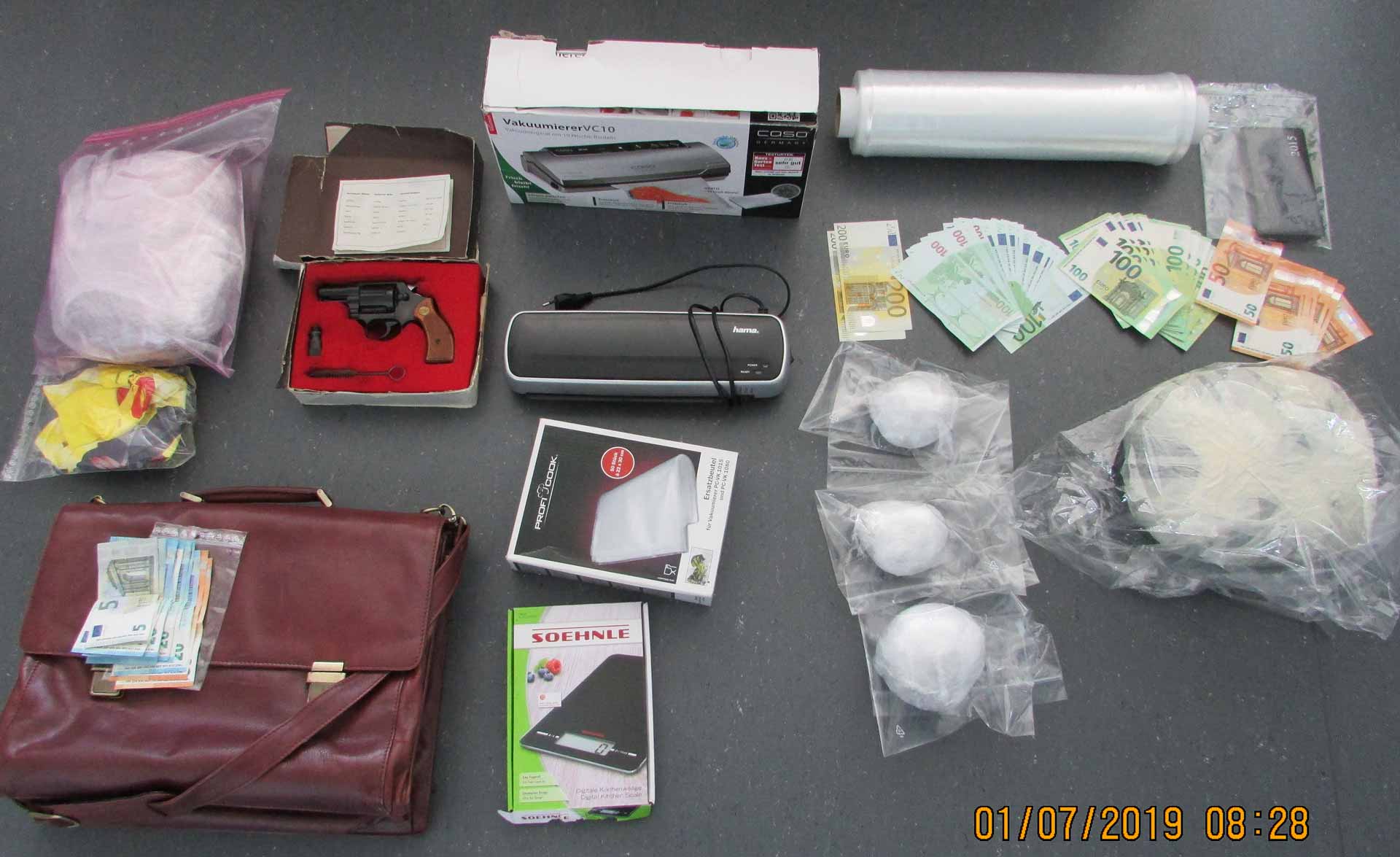 Die sichergestellten Drogen und weitere Gegenstände (Foto: Polizeipräsidium Niederbayern)