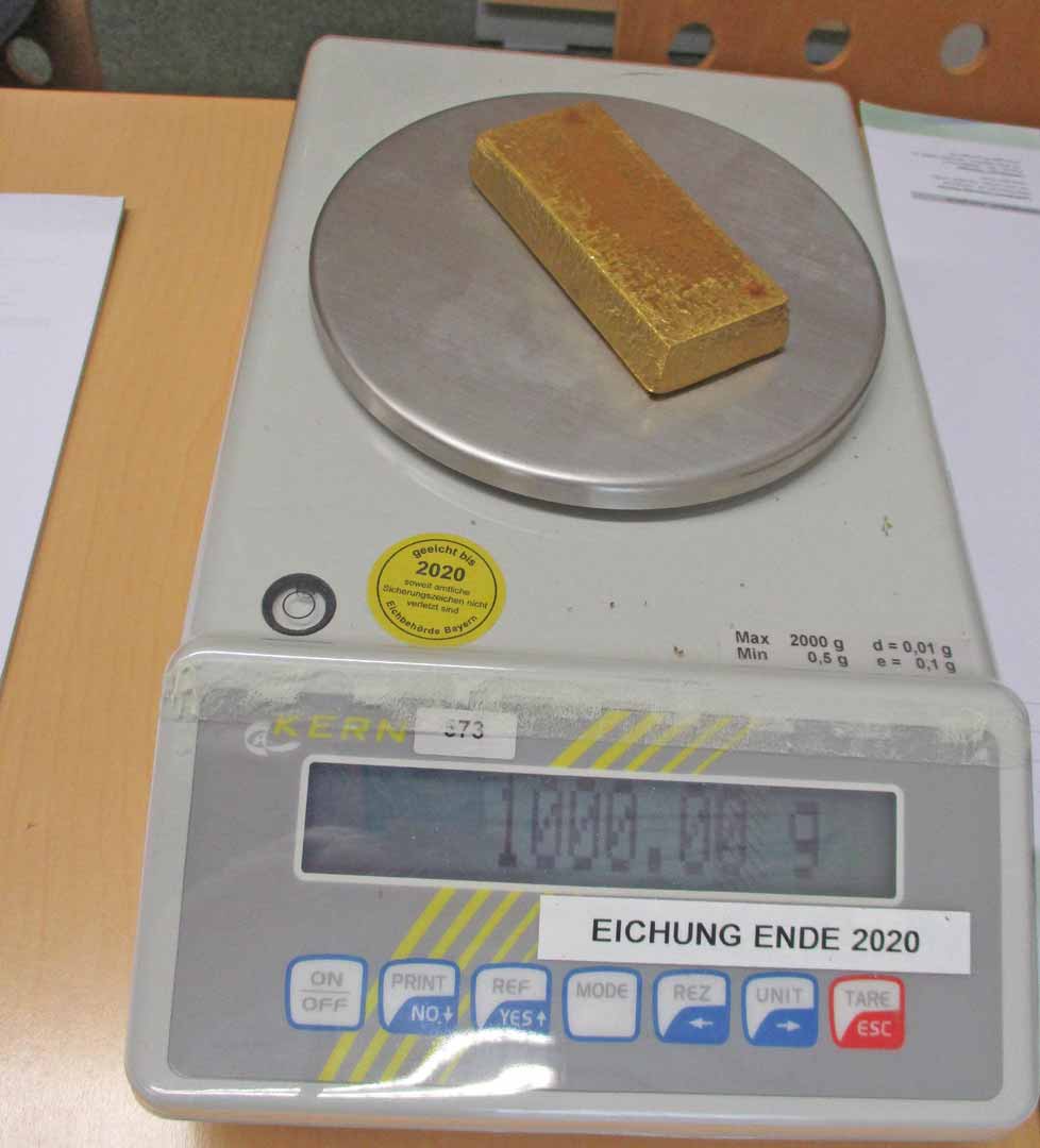 Exakt 1.000 gr bzw. 1 Kilo wog dieser Goldbarren (Foto: Polizeipräsidium Niederbayern)