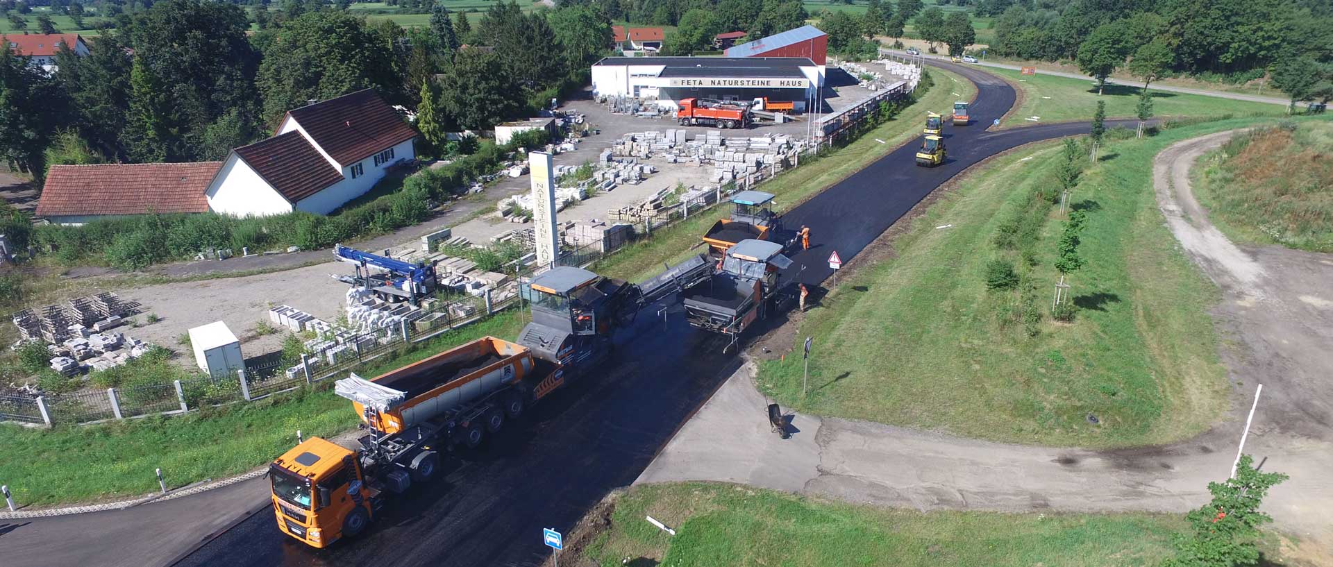 Asphaltierungsarbeiten an der Anschlussstelle Abensberg/Gaden im Bauabschnitt II (Foto: Staatliches Bauamt Landshut)