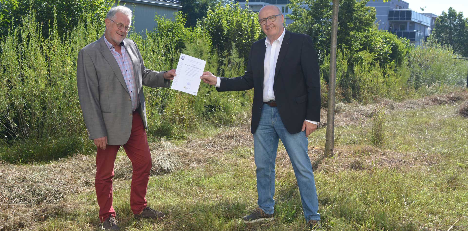 Prof. Dr. Joachim Hammer (links im Bild) nimmt von Landrat Martin Neumeyer die Bestellungsurkunde zum Behindertenbeauftragten des Landkreises Kelheim entgegen (Foto: Heike Huber/Landratsamt Kelheim)