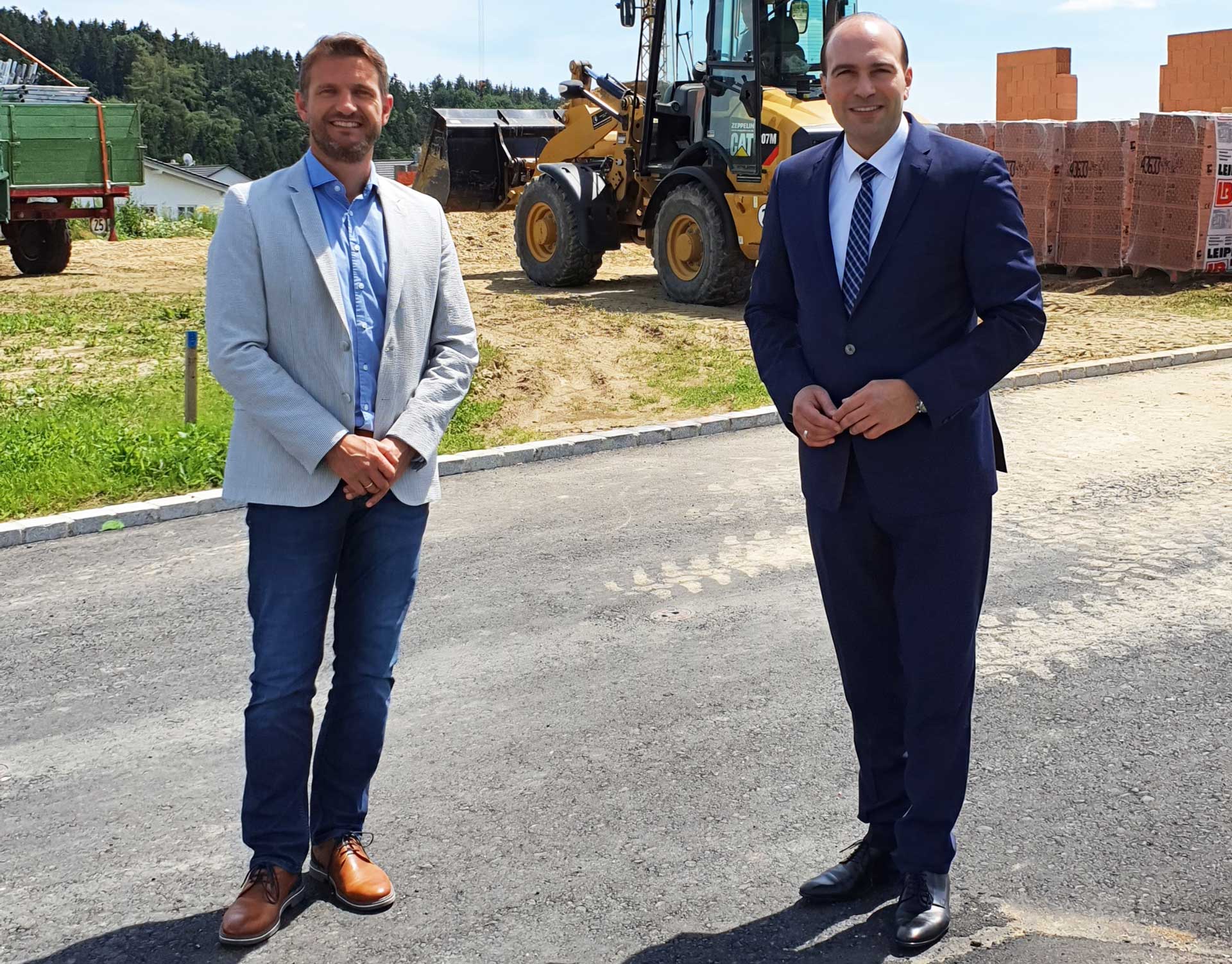 Echings neu gewählter Bürgermeister Max Kofler sowie Bundestagsabgeordneter und Verkehrspolitiker Florian Oßner sprachen über ein anwendungsorientiertes Wasserstoff-Zentrum für die Region Landshut in der Gemeinde Eching. (Foto: CSU)