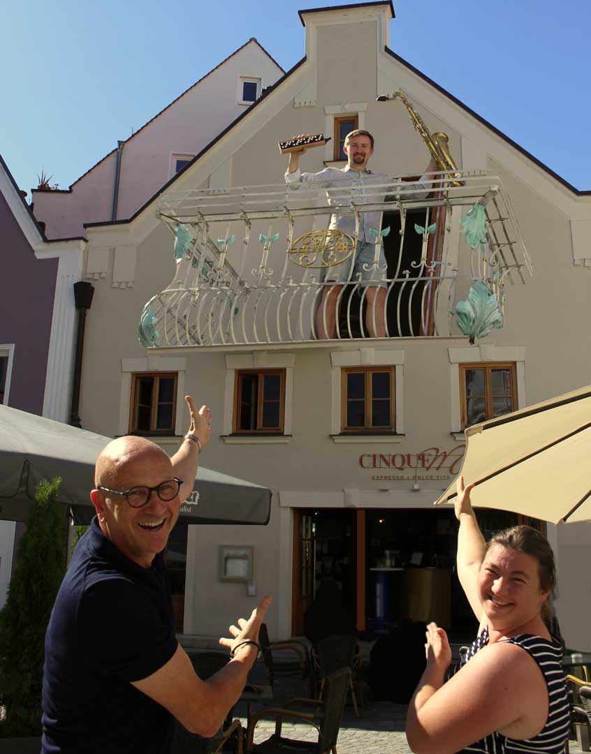 Melanie Schmid und Dr. Uwe Brandl proudly presents: den Abensberger Musiker Nico Graz (Foto: Ingo Knott/Stadt Abensberg)