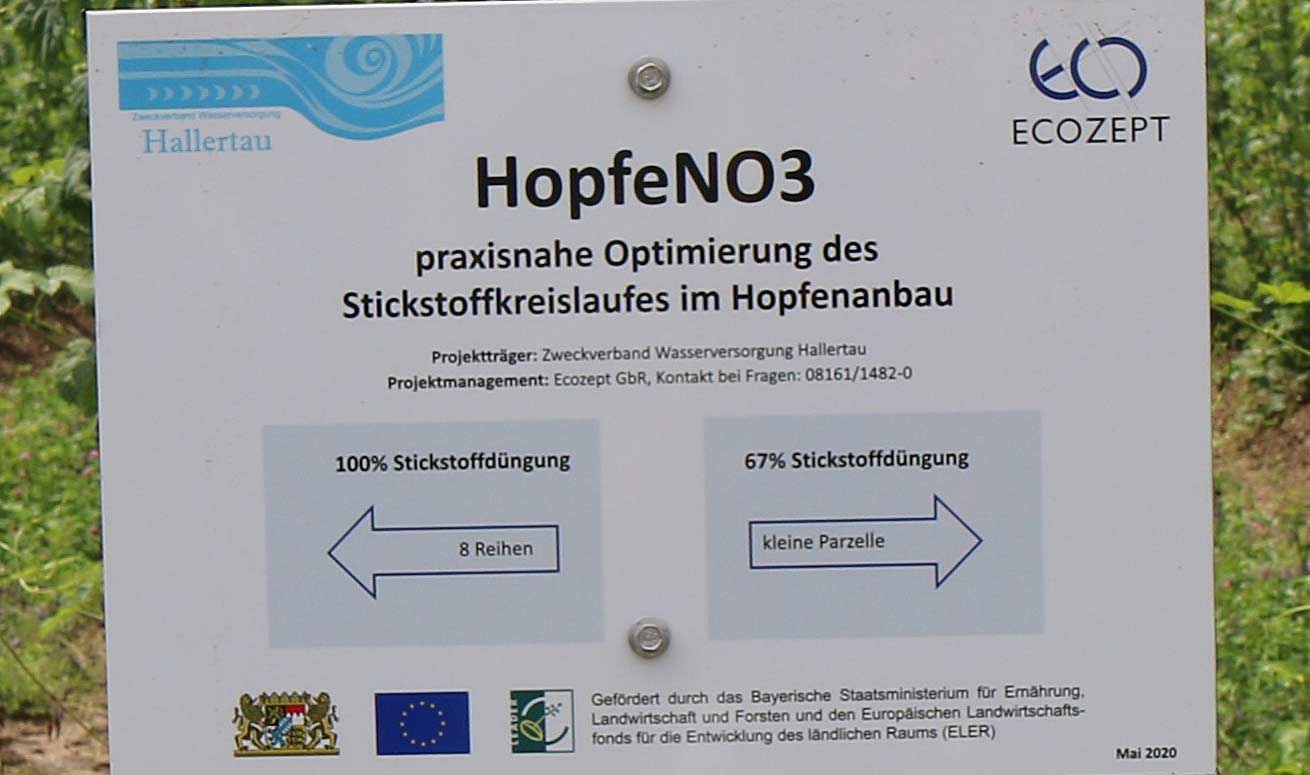HopfeNO3-Schild vor dem Hopfengarten bei Familie Kaiser (Foto: Ecozept/ChristianeSchmidt)