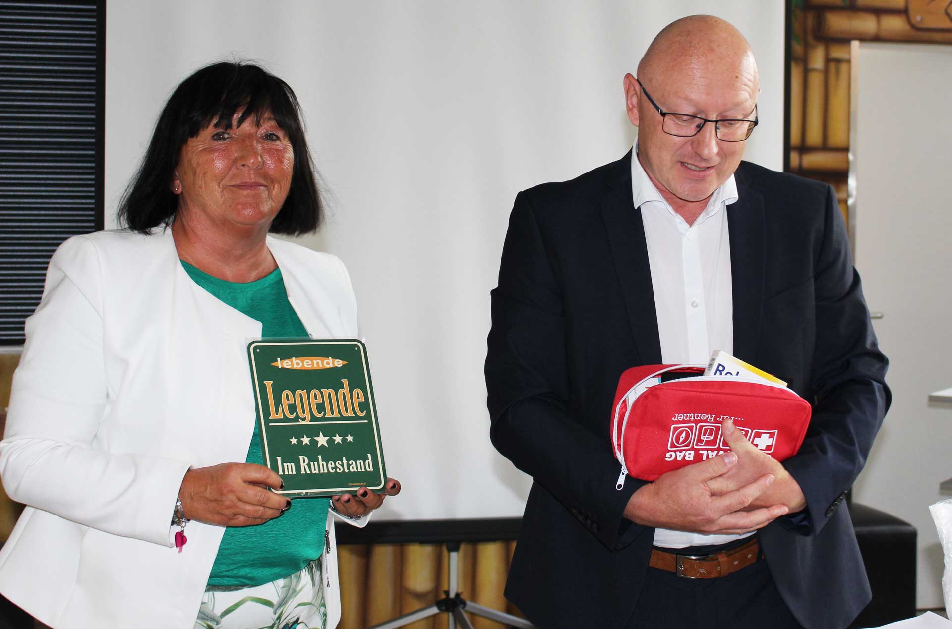 Hermine Kroiß-Hillmann mit BLLV- Seminarrektor Heinz Wagner (Foto: Ingo Knott/Stadt Abensberg)