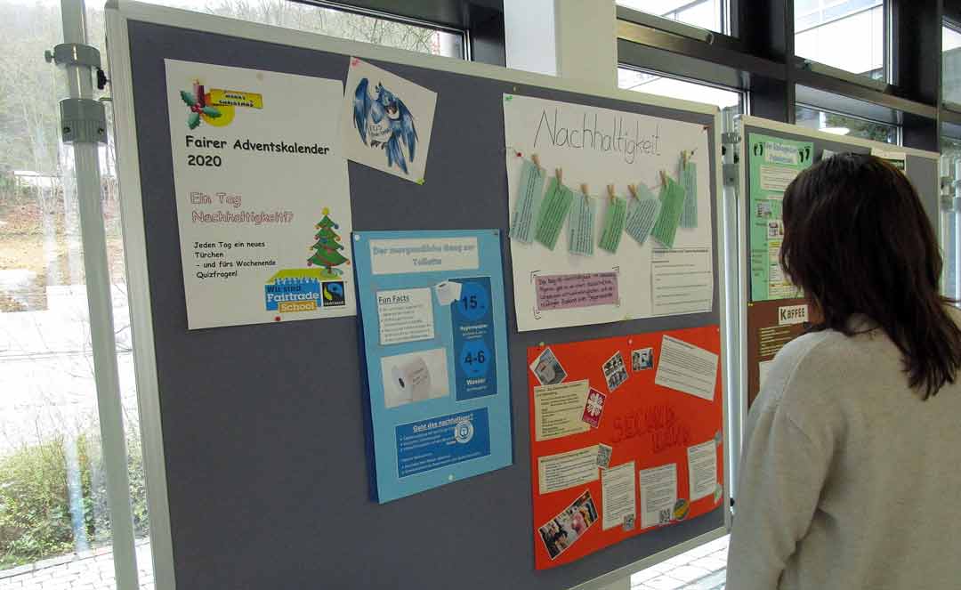 Die Schülerinnen des Fair-Trade-Teams stellten ihren „nachhaltigen Adventskalender“ in der Vorweihnachtszeit am BSZ Kelheim vor. (Foto: Christine Linhard)