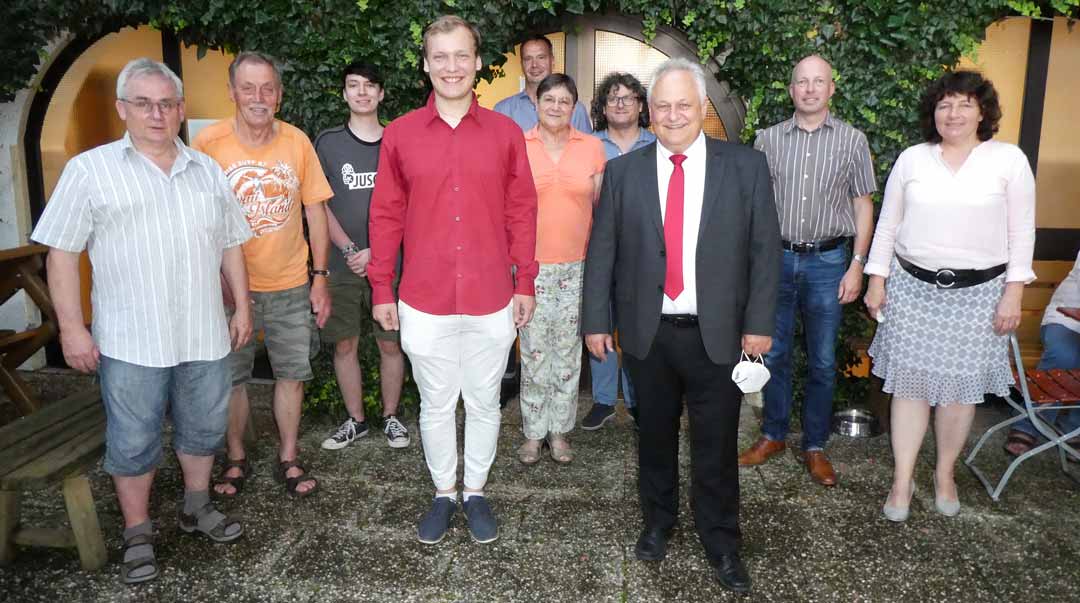 Die neugewählte Vorstandschaft des SPD-Ortsvereins mit MdL Ruth Müller und dem SPD-Bundestagskandidaten Vincent Hogenkamp (Foto: SPD-Altdorf)