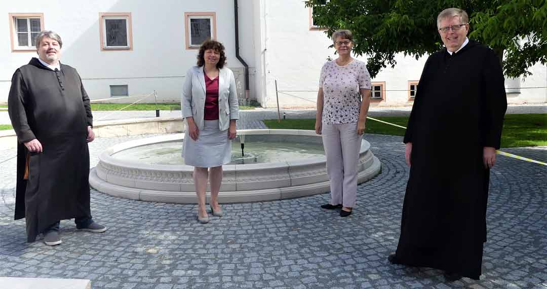v.l.: Pater Fabian (Lehrer und Schulseelsorger), Ruth Müller (MdL), Carola Reim (Schulleiterin), frater Franz (Hausoberer) (Foto: SPD-Niederbayern)