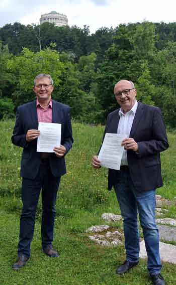 Ludwig Friedl und Landrat Martin Neumeyer unterzeichnen die Kooperationsvereinbarung (Foto: Sonja Endl/Landratsamt Kelheim)