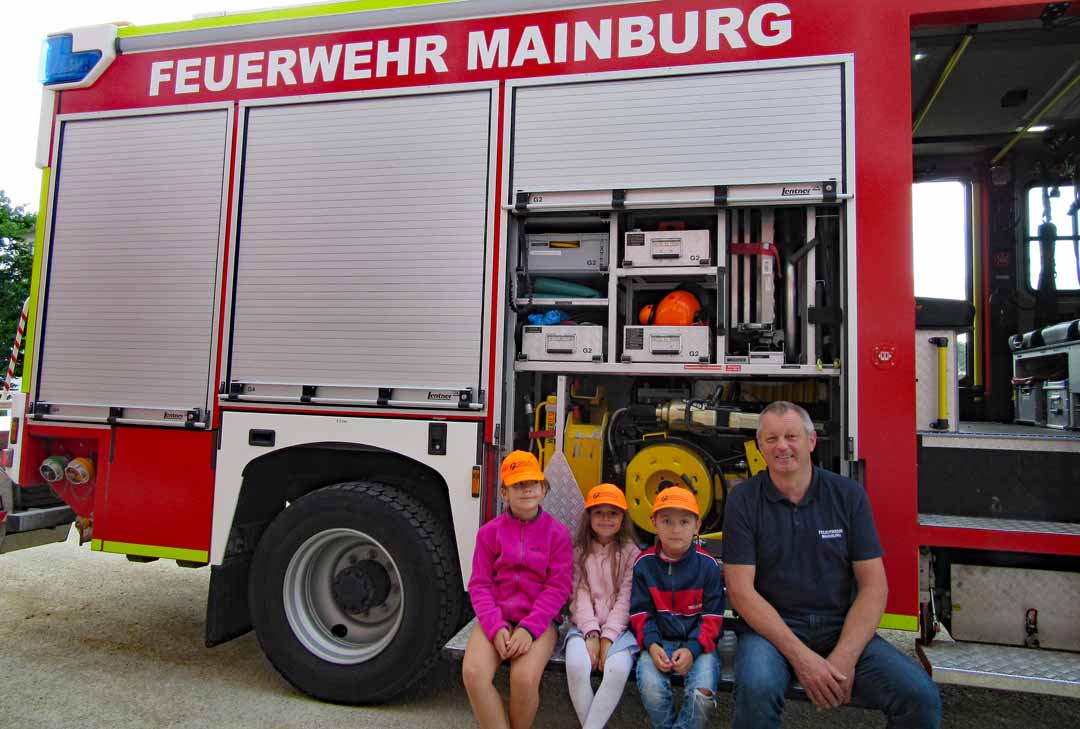 Sehr zur Freude der Kinder: Sie wurden mit dem Feuerwehrauto zurück zum Kindergarten Schneckenheim gefahren. (Foto: R. Lindner/Kindergarten Schneckenheim)