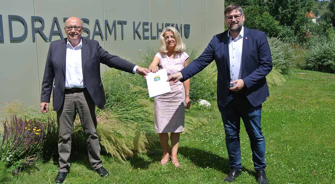 v.l.: Landrat Martin Neumeyer, Sabine Melbig (Geschäftsführerin Stadtwerke Kelheim GmbH & Co KG), Christian Schweiger (Bürgermeister Stadt Kelheim) (Foto: Sonja Endl)