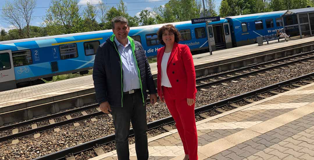 Neufahrns Bürgermeister Peter Forstner und SPD-Landtagsabgeordnete Ruth Müller am Bahnhof von Neufahrn (Foto: SPD-Niederbayern)