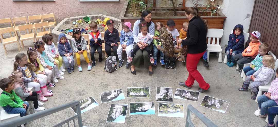 Ein besondere Art der Begegnung mit einem Waldtier war es für die Kinder des Kindergartens "Sigos Hopfenburg) in Siegenburg (Foto: Irina Bringmann)