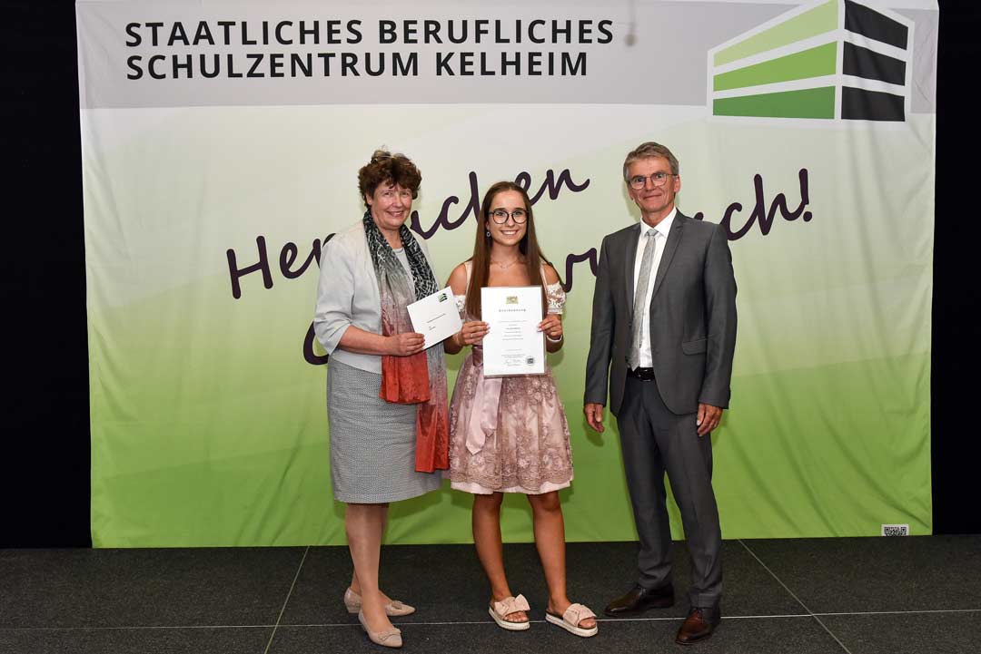 Selina Müller (Mitte) freut sich zusammen mit der Leitenden Regierungsschuldirektorin Maria Sommerer von der Regierung von Niederbayern (links) und Schulleiter OStD Johann Huber (rechts) über die Verleihung des Staatspreises. (Foto: Georg Kluge)