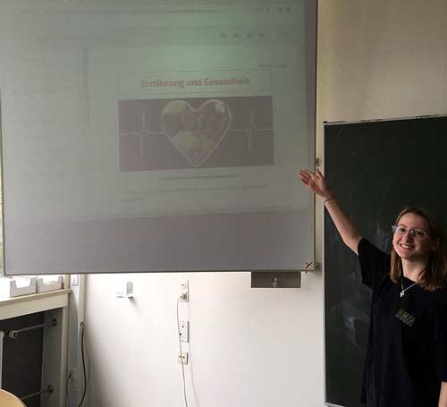 Die Schülerin präsentiert ihren Mebiskurs vor der Klasse. (Foto: Teresa Hüttinger)