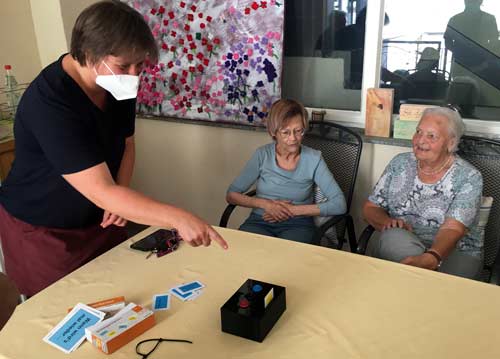 Olga Lechler (links) erklärt den Seniorinnen und Senioren, wie die Tonuinobox funktioniert. (Foto: Simone Mittermeier)