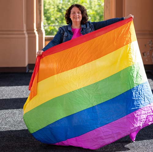 SPD-Landtagsabgeordnete Ruth Müller mit den Farben der "Queer-Bewegung" (Foto: SPD-Niederbayern)