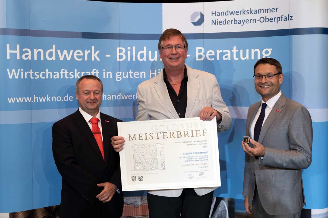 Reiner Dannhorn (Mitte) aus Ihrlerstein erhielt von Kammervizepräsident Christian Läpple (li.) und Geschäftsführer Alexander Stahl (re.) seinen Goldenen Meisterbrief. (Foto: Foto-SE)
