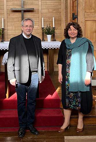 Friedenskirche Neufahrn, SPD-Landtagsabgeordnete Ruth Müller und Pfarrer Gemkow (Foto: SPD-Niederbayern)