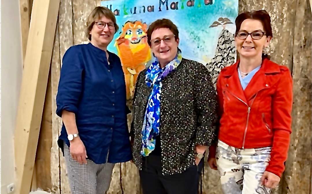Dr. Marlis Hartmann , SPD-Stadträtin Anja König und Bettina Schreiner von der SOS Kinderdorfinitiative „Humanitäre Hilfe für Kinder und Familien aus der Ukraine“ freuten sich über enorme Resonanz auf die Ausstellung (Foto: SPD-Landshut)