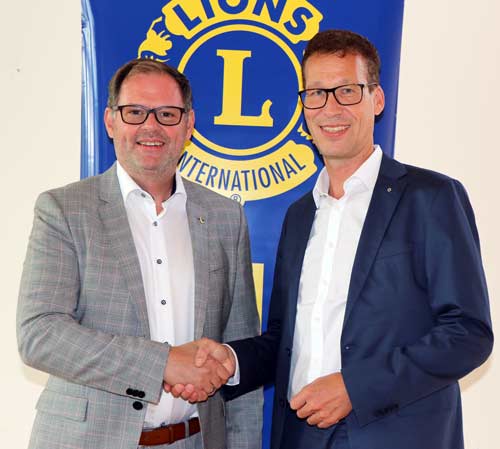 Urs-Wilhelm Rauscher (rechts) übernimmt die Präsidentschaft des Lions-Club Bad Abbach-Deutenhof von Helmut Holzer (links) (Foto: Lions-Club Bad Abbach-Deutenhof)