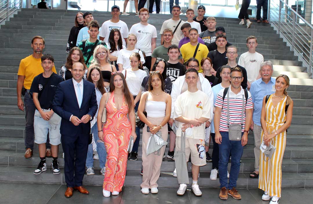 Die Schülergruppe der Aventinus-Mittelschule-Abensberg startet nach dem Besuch bei Florian Oßner MdB (3.v.l.) gut gelaunt und entspannt in die Sommerferien und die anschließende Berufsausbildung. (Foto: CSU)