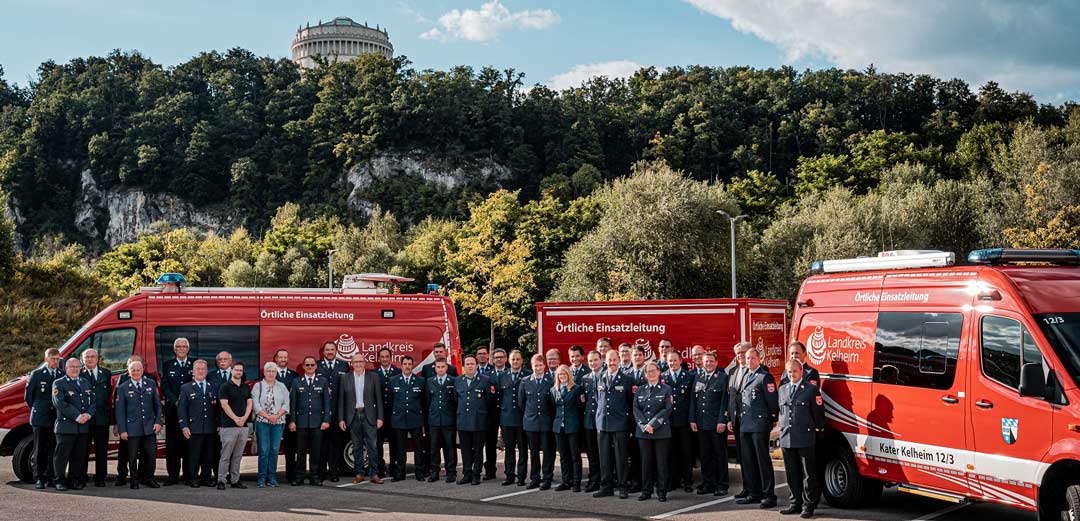 Gruppenfoto vor den Fahrzeugen der Unterstützungsgruppe Örtliche Einsatzleitung (Foto: Philipp Reil, Freiwillige Feuerwehr Bad Abbach)