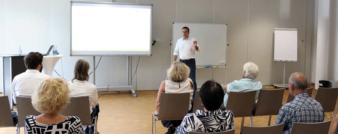 Andreas Keller, Bereichsleiter Beratung bei der Handwerkskammer Niederbayern-Oberpfalz, erklärte im Workshop, wie der tatsächliche Wert eines Unternehmens ermittelt werden kann.  (Foto: Katrin Riedl/HWK)
