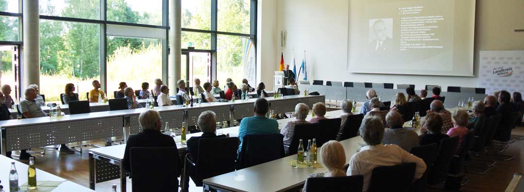 Zahlreiche Zuhörer im großen Sitzungssaal des Landratsamtes Kelheim (Foto: Pressestelle Landratsamt Kelheim)