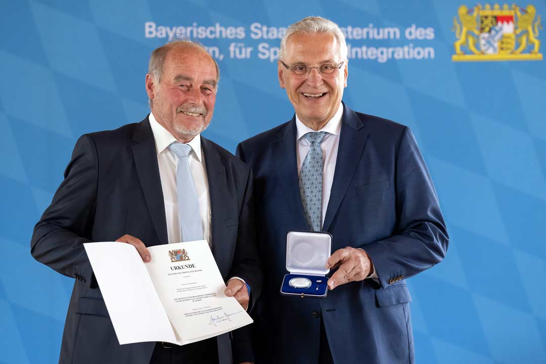 Josef Hofmeister erhielt von Staatsminister Joachim Herrmann die Kommunale Verdienstmedaille in Silber mit Urkunde überreicht (Foto: Sebastian Widmann/StmI)