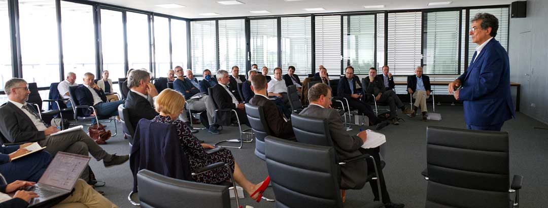 Der Vizepräsident der Universität Regensburg, Prof. Dr. Ernst Tamm (rechts im Bild), führt durch das Planungtreffen für den MedizinCampus Niederbayern (Foto: © Universität Regensburg, Margit Scheid)