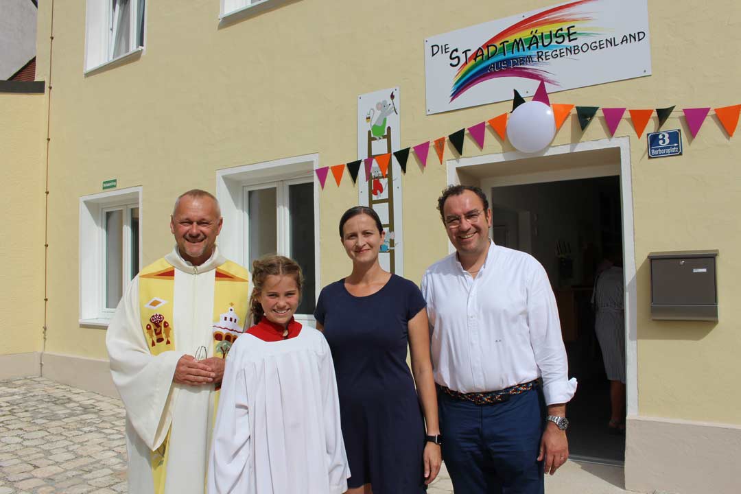 v.l.: Pfarrer Birner, Ministrantin Josefine, Julia Söllner und 2. Bürgermeister Dr. Resch. (Foto: Ingo Knott/Stadt Abensberg)