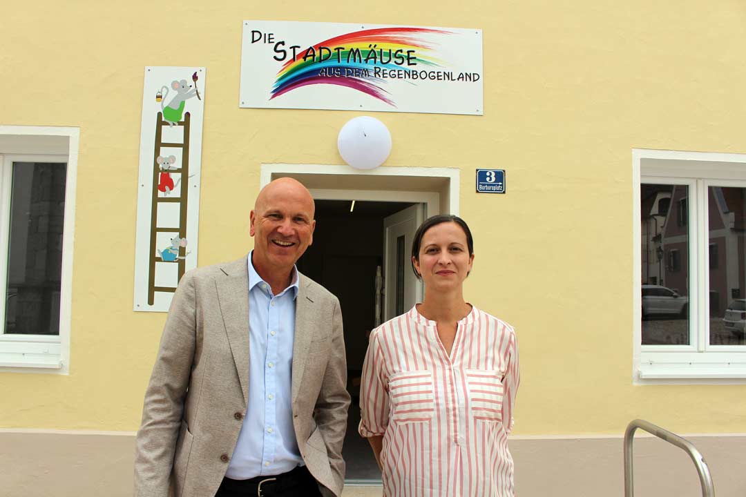 v.l.: Erster Bürgermeister Dr. Uwe Brandl und Julia Söllner - Kindergartenleiterin des Kindergarten "Regenbogenland" vor dem "Stadtmäuse-Haus" (Foto: Ingo Knott/Stadt Abensberg)
