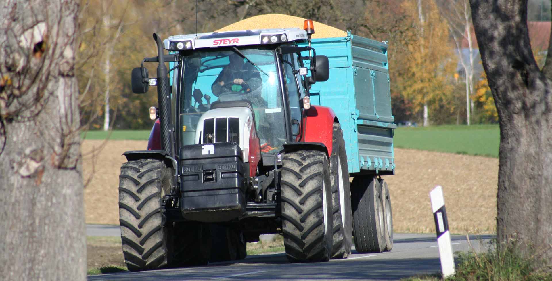 Ab 1. Juli gilt laut Verkehrspolitiker Florian Oßner die vorgezogene Regelung, dass der landwirtschaftliche Verkehr auf Bundesstraßen generell mautfrei ist. (Foto: Kurt Bouda/pixelio.de)