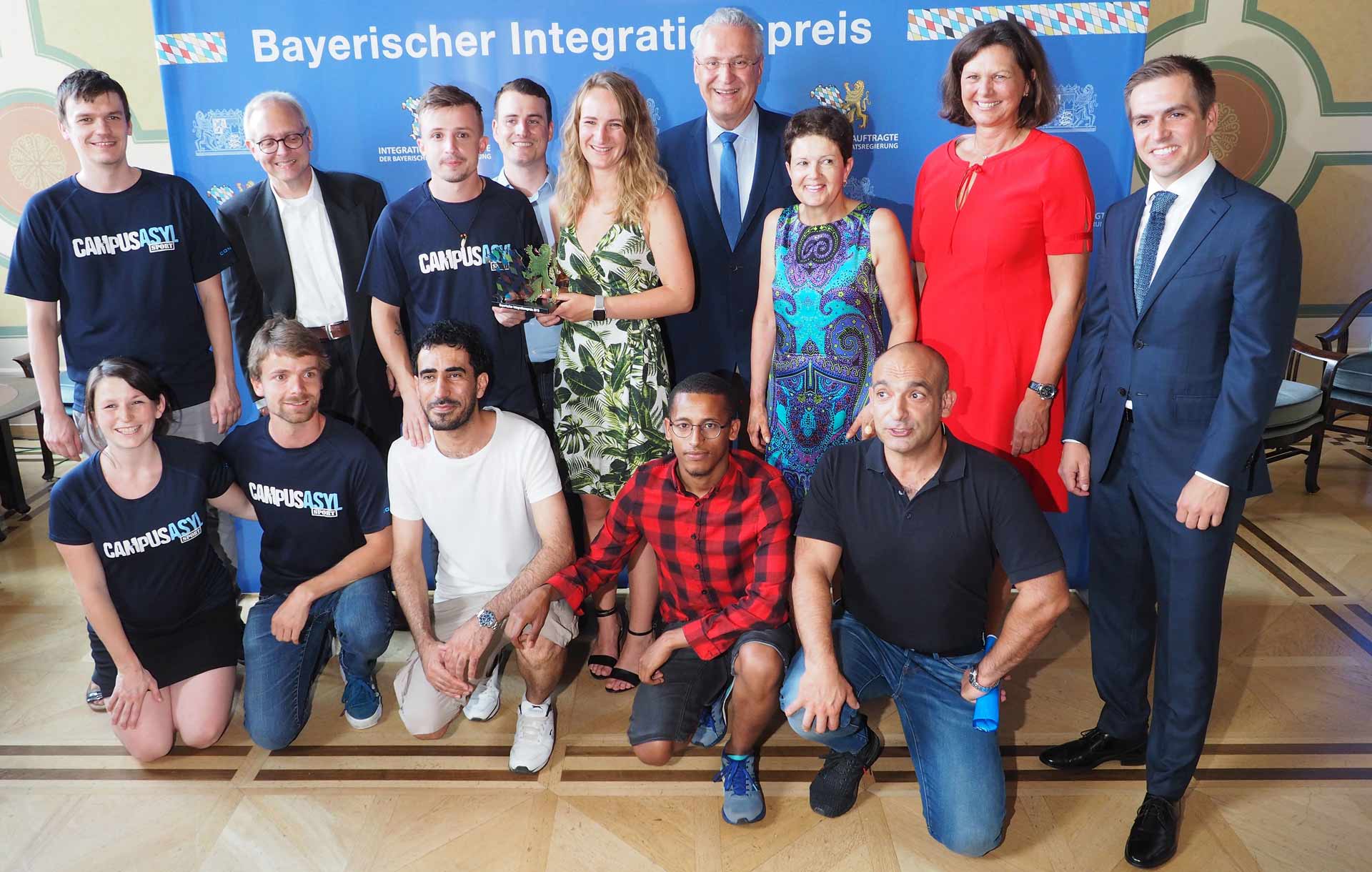 Campus Asyl Regensburg erhielt den 1. Preis, mit auf dem Foto die Laudatoren Django Asül und Philipp Lahm (Foto: br-medienagentur)