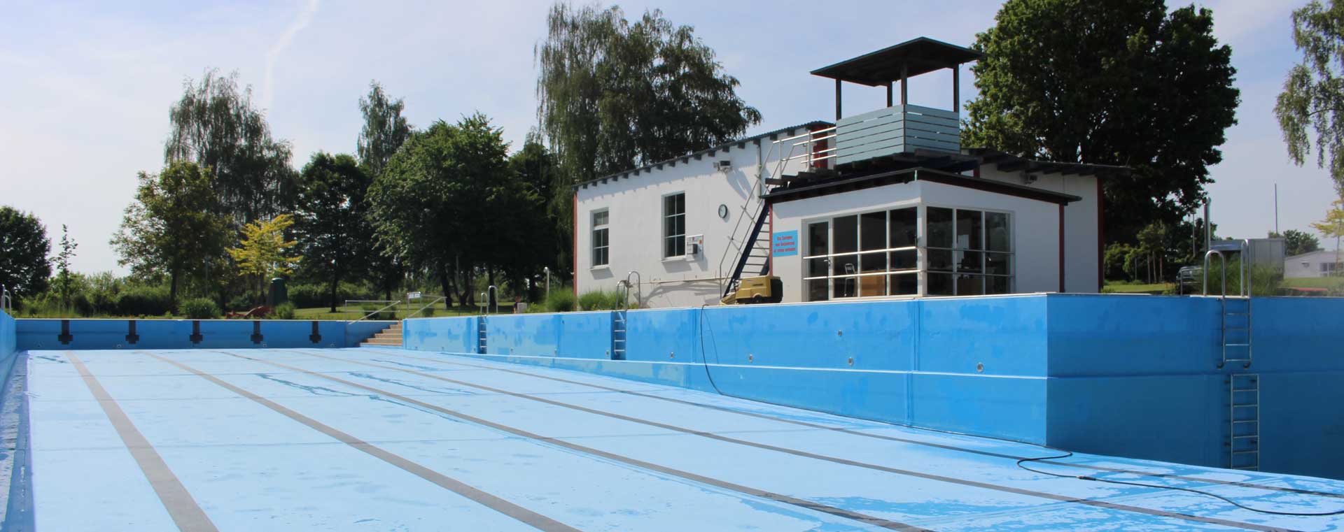 Noch ist es leer, das Schwimmbecken des Abensberger Freibades. Doch bis zum 11. Juni wird es befüllt sein. (Foto: Ingo Knott/Stadt Abensberg)