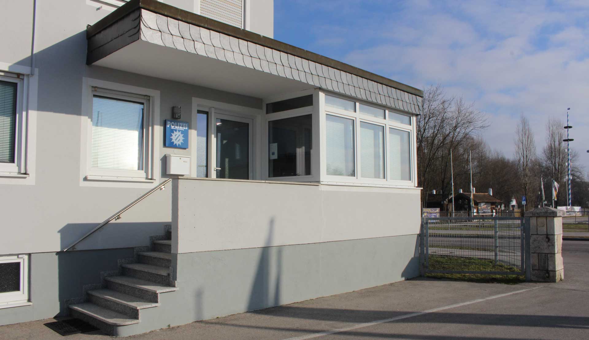 Die Polizeiwache in Abensberg ist neben dem derzeitigen Verwaltungsgebäude der Stadt Abensberg in der Münchener Straße 14 (Foto: Ingo Knott/Stadt Abensberg)