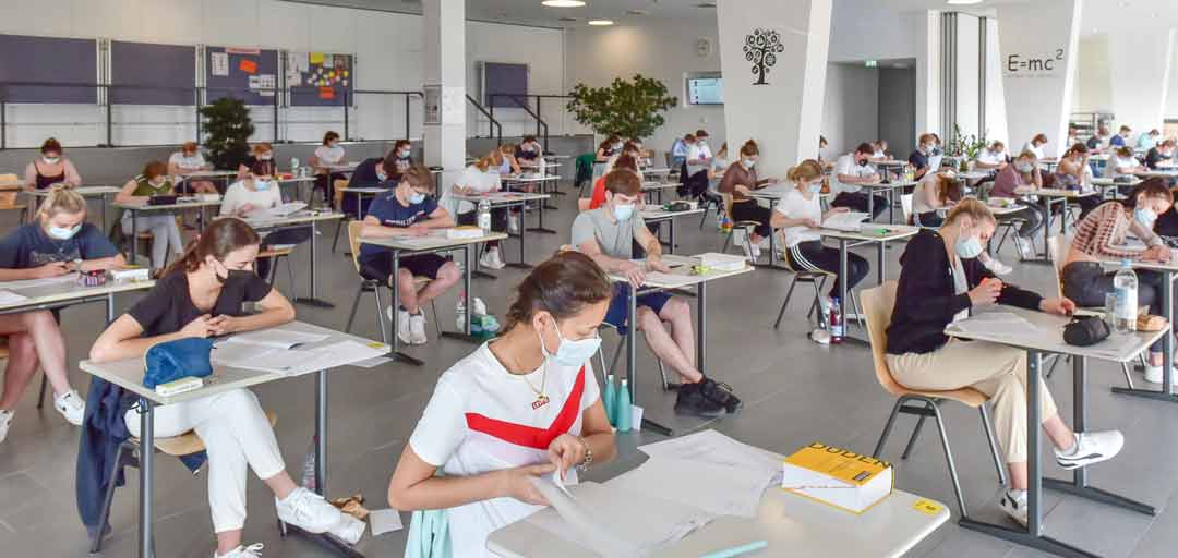 Ein Teil der Schülerinnen und Schüler der FOSBOS Kelheim schreibt die Abiturprüfung in der Aula – unter strenger Einhaltung der Hygienemaßnahmen. (Foto: Georg Kluge)