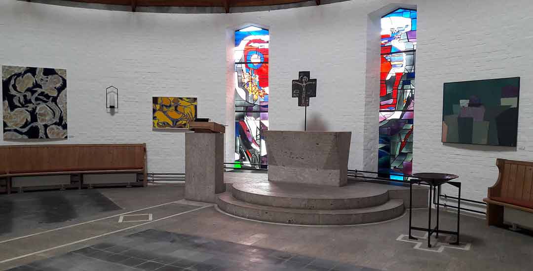 Die denkmalgeschützte Lukaskirche in Kelheim von innen mit einigen der Exponate der Ausstellung (Foto: Dr. Gudrun Weida)