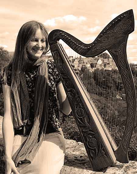 Anna Murr mit Harfe (Foto: Thomas Ferber)
