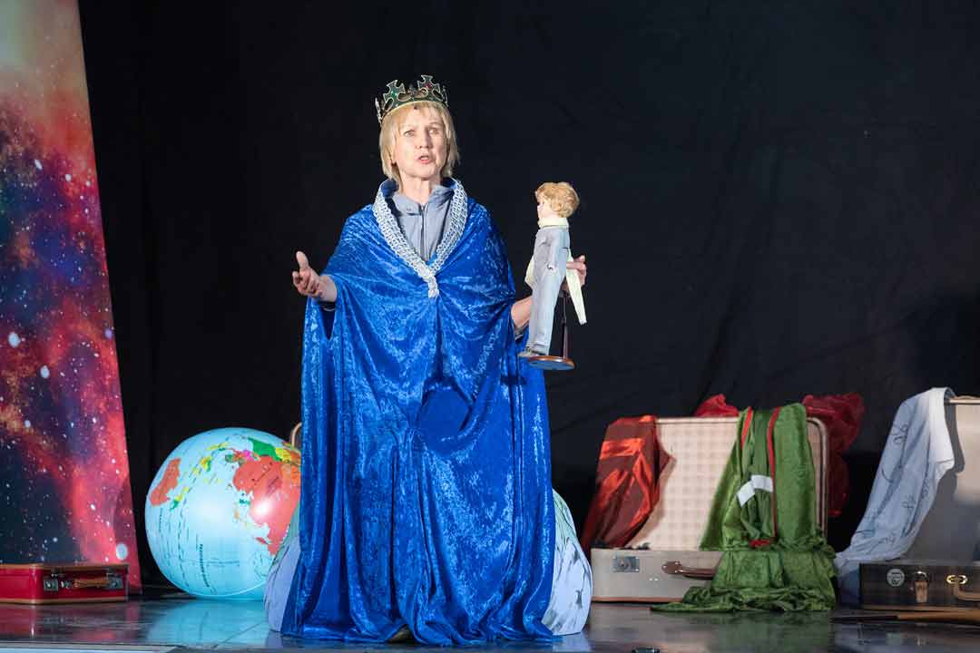 Christine Reitmeier schlüpft in viele verschiedene Rollen, hier stellt sie einen König da, der dem kleinen Prinz begegnet (Foto: Harry Zdera)